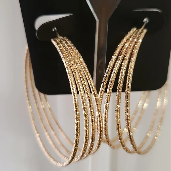 Hoop earing - Picture 3 of 6